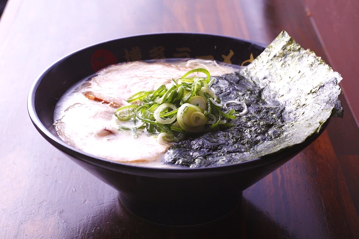 博多ラーメン つる 名物 博多らーめん（濃厚豚骨・チャーシュー・味玉・ねぎ・海苔）